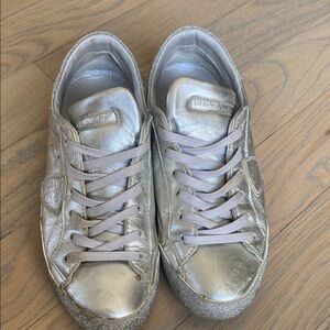 Phillips model Silver Sneakers Metallic Shine